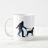 ビッグフット歩くブルーティックがリーシュに乗る コーヒーマグカップ (左)