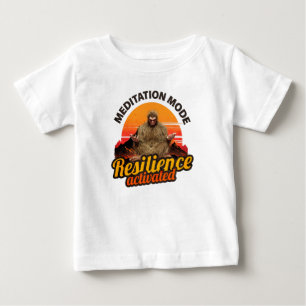 ビッグフット瞑想モードレジリエンス起動アート ベビーTシャツ