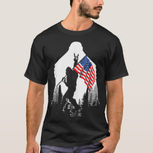 ビッグフット花火7月4日アメリカ国旗Sasqua Tシャツ