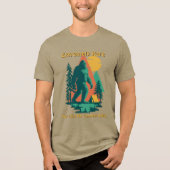 ビッグフット キャンプ 森林 山 おもしろ 誕生日 トライブレンドＴシャツ (正面)