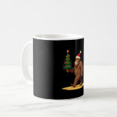 ビッグフット クリスマスツリー サンタ帽子 (1) コーヒーマグカップ (正面左)