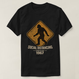 ビッグフット+ソーシャルディスタンス+チャンピオン+ダーク Tシャツ