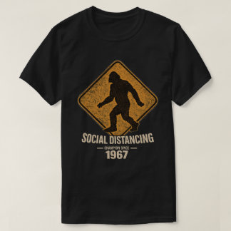 ビッグフット+ソーシャルディスタンス+チャンピオン+ダーク Tシャツ