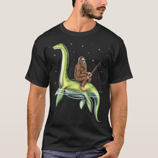 ビッグフット ネス湖のモンスター 釣り Tシャツ (正面)