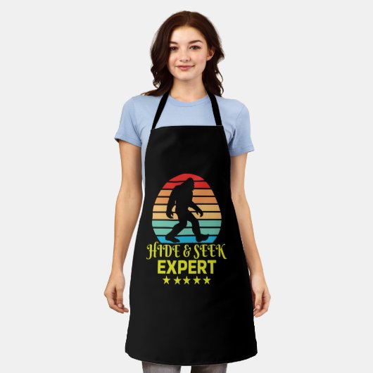 ビッグフット ハイドアンドシークの達人 おもしろTシャツ エプロン (着用した状態)