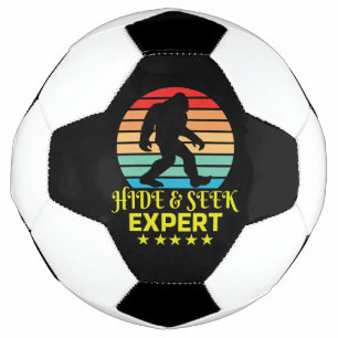 ビッグフット ハイド・アンド・シークの達人 おもしろTシャツ サッカーボール