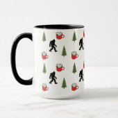 ビッグフット、ホットココア、松の木、アウトドアパターン マグカップ (左)
