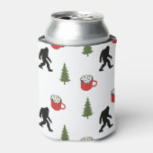 ビッグフット、ホットココア、松の木、アウトドア 缶クーラー (缶正面)