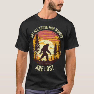 ビッグフット 森をさまよう者はすべて迷うわけではない Tシャツ