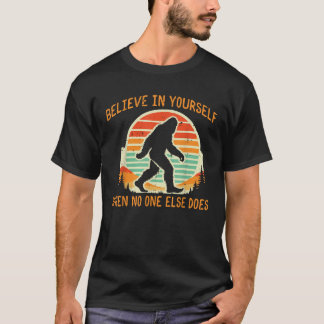ビッグフット 自分を信じる 面白い サスクワッチ メンズ Tシャツ