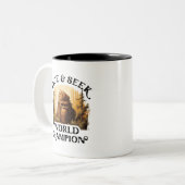 ビッグフット – 隠れて世界チャンピオンを獲得 ツートーンマグカップ (正面左)
