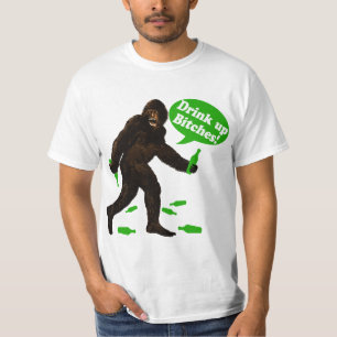 ビッグフットSt pattys dayのサスカッチの上の飲み物 Tシャツ