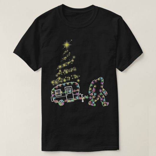 ビッグフートキャンピングトレーラークリスマスライトキャンペックスマ Tシャツ (デザイン正面)