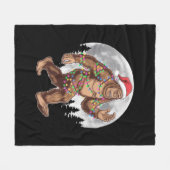 ビッグフートサンタクリスマスツリーライトクリスマスサスカッチ フリースブランケット (正面(横))