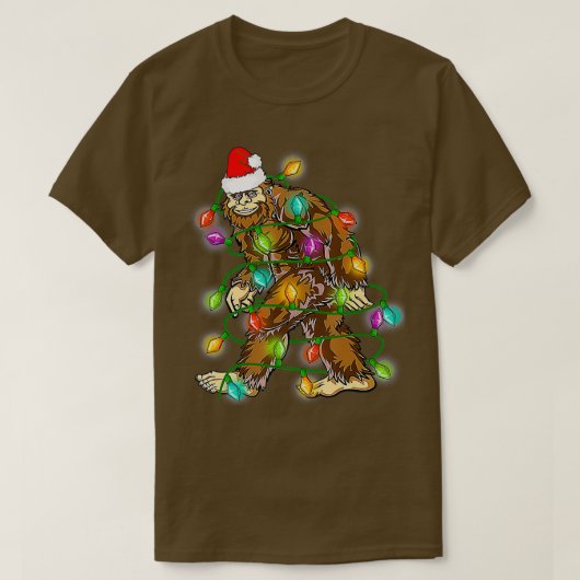 ビッグフートサンタクリスマスツリーライトクリスマス Tシャツ (デザイン正面)