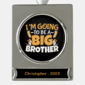 ビッグブラザーになる – 新生児兄弟姉妹 シルバープレートバナーオーナメント (正面)