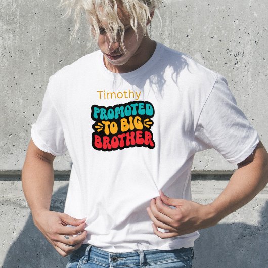 ビッグブラザーに昇格。編集可能な名前 Tシャツ