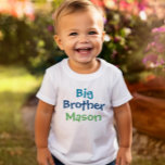 ビッグブラザーモノグラムカラフルボーイズ Tシャツ<br><div class="desc">こカスタマイズこの子供の名前の兄のtシャツ。ティール(緑がかった色)、濃い青、緑の色 – 多くのシャツのスタイル、サイズ、色のオプションが利用可能。</div>