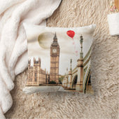 ビッグベンの赤いアクセントの枕 クッション (ブランケット)