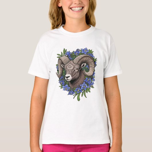 ビッグホーンシープと青いコロラド州のオダマキの花 Tシャツ (正面)
