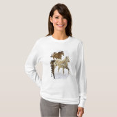 ビッグホーン山脈 雪の中を走る馬 Tシャツ (正面フル)