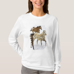 ビッグホーン山脈 雪の中を走る馬 Tシャツ