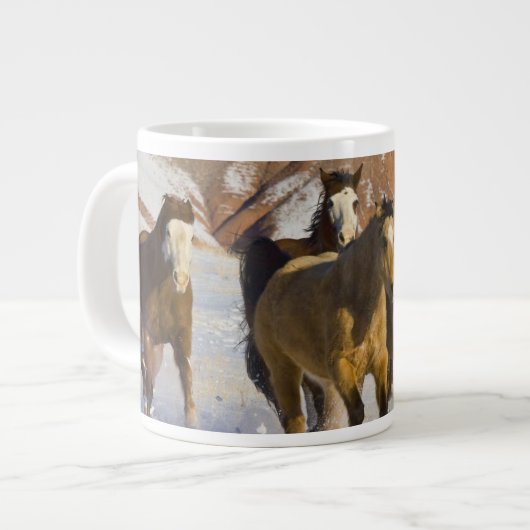 ビッグホーン山、馬ランニングの雪の中で ジャンボコーヒーマグカップ (正面左)