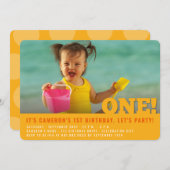 ビッグモダンワンおもしろいベビーガールまたはボーイファースト誕生日 招待状 (正面/裏面)