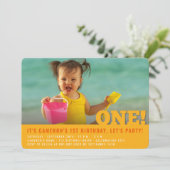 ビッグモダンワンおもしろいベビーガールまたはボーイファースト誕生日 招待状 (スタンド正面)
