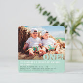 ビッグモダンワンおもしろいベビーツインフォトファースト誕生日 招待状 (スタンド正面)