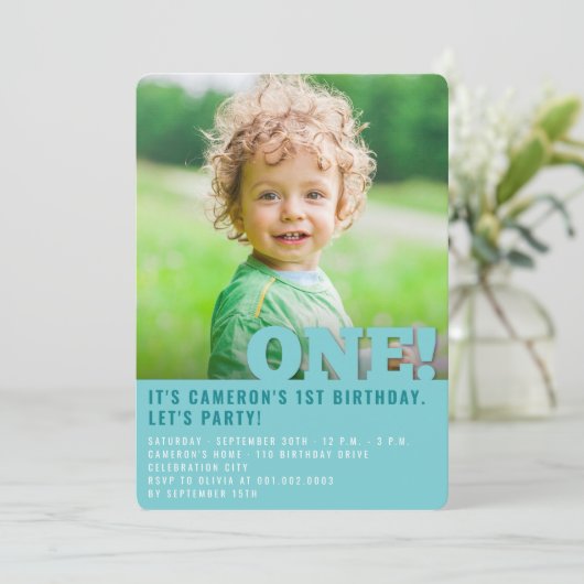 ビッグモダンワンおもしろい男の赤ちゃんフォトファースト誕生日 招待状 (スタンド正面)