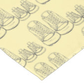 ビッグリトルシューズ新生児シャワースニーカー黄 テーブルクロス (アングル)