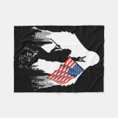 ビッグ足シャツ – Bigfootサスカッチアメリカ国旗P フリースブランケット (正面(横))