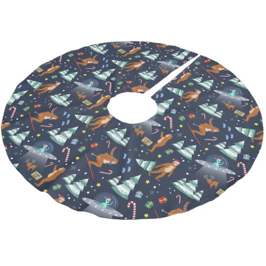 ビッグ足、エイリアン、トナカイSci-Fiクリスマス ブラッシュドポリエステルツリースカート (アングル)