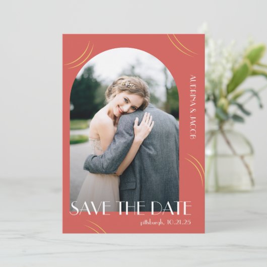 ビッグ鮮やかタイポグラフィレッド結婚フォト セーブザデート (スタンド正面)