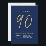 ビッグ90 |金ゴールドとネイビーブルー90th誕生日パーティー 招待状<br><div class="desc">こ祝の誕生日パーティーの招待スタイリッシュを受けシンプルて、あなたの特別な日。このデザインは、ネイビーブルー&金ゴールドカラーコンボでクリーンなレイアウトを備えたブラシスクリプト「The Big 90」を備えている。私のショップBaraBomDesignでは、より多くのデザインやパーティーの供給が利用可能である。</div>