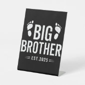 ビッグ・ブラザー・エストに昇格。2025ベビー 台座サイン (正面)