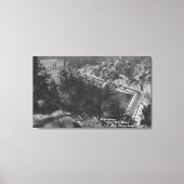 ビッグ・ベア湖、ダムの上のCA高速道路 キャンバスプリント (正面)