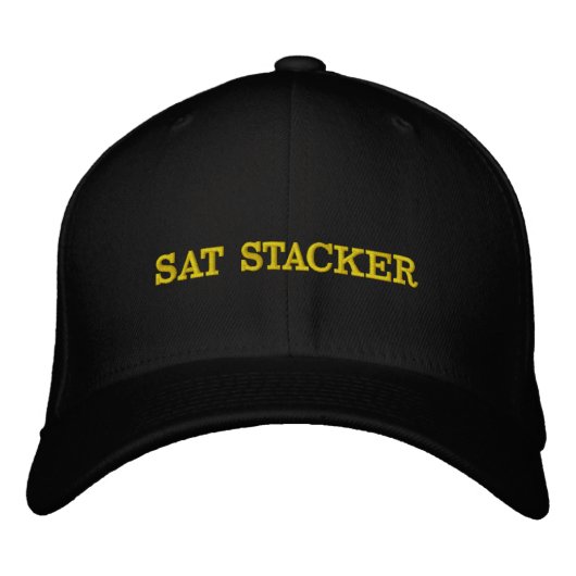 ビットコイン信仰者必見！黄色い文字のSat Stackerキャップ 刺繍入りキャップ (正面)
