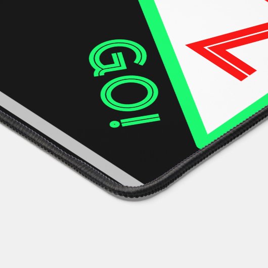 ビデオゲーマージオメトリブラックグリーンレッドモノグラム デスクマット (コーナー)