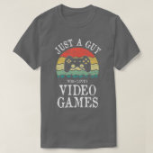 ビデオゲームが大好きな男 Tシャツ (デザイン正面)
