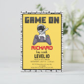 ビデオゲームのレベルアップ宇宙飛行士ゲーマー誕生日 招待状 (スタンド正面)