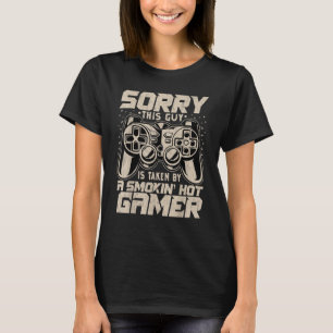 ビデオゲームの女の子この男はゲーマーによって撮影 Tシャツ
