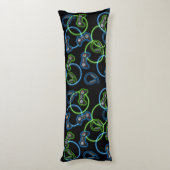 ビデオゲームネオンブルー&グリーンパターン ボディピロー (裏面 (縦))