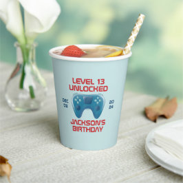 ビデオゲームレベルのロック解除された男の10代の子の誕生日パーティー 紙コップ