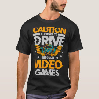 ビデオゲ学ームの中をドライブする新しい Tシャツ
