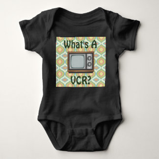 「ビデオデッキって何だ？」 レトロテレビ ベビーボディスーツ