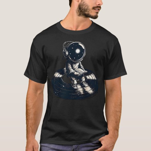 ビニールに関するヘッドフォン読の小さな宇宙飛行士 Tシャツ (正面)