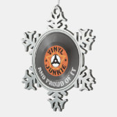 ビニールの麻薬常習者-およびそれの誇りを持った スノーフレークピューターオーナメント (右)