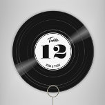 ビニールパーソナライズされたレコード白黒テーブル番号 セーブザデート<br><div class="desc">ブラックとホワイトレトロのレコードスタイルラウンド紙テーブル番号の結婚署名。このおもしろいの丸はっきりした印はおもしろいの簡単対読数を備え、ラベルはあなたの名パーソナライズされた前と一緒である。好きな音楽の種類に関係なく、このノスタルジックなLPスタイルテーブル番号は結婚、あなたのテーブルエスケープのアクセントである国、ディスコ、ヒップホップ、金属、ロックとロール、または標準、あなたのゲストは溝に入る。すべての文字パーソナライズされたは君の手だ。ラベルと文字の色はカスタマイズ、デザインツールで使用できる。テーマに合わせて任意の色の組み合わせを選択。レコードの色が黒である。両面デザイン。同じイメージの前後。</div>